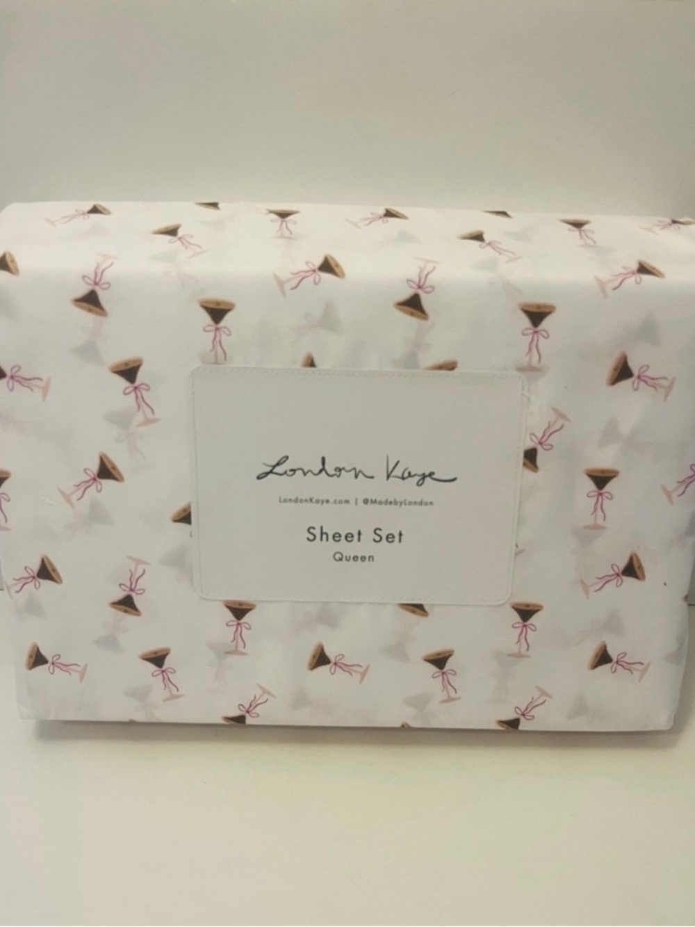 London Kaye Cafe Espresso Martini Glasses with Bows Queen Size White Sheet Set